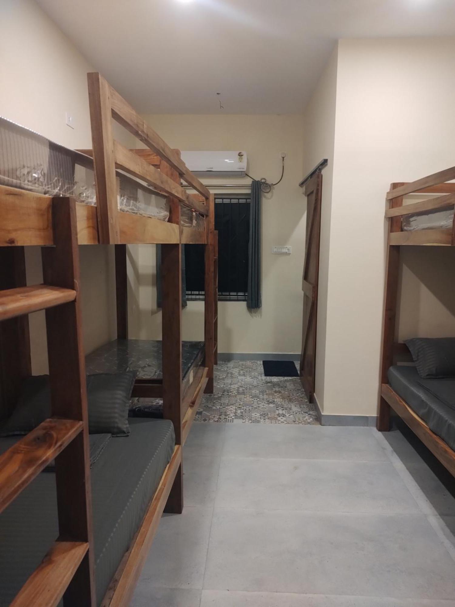 Tavasmi Hostel Puri Buitenkant foto