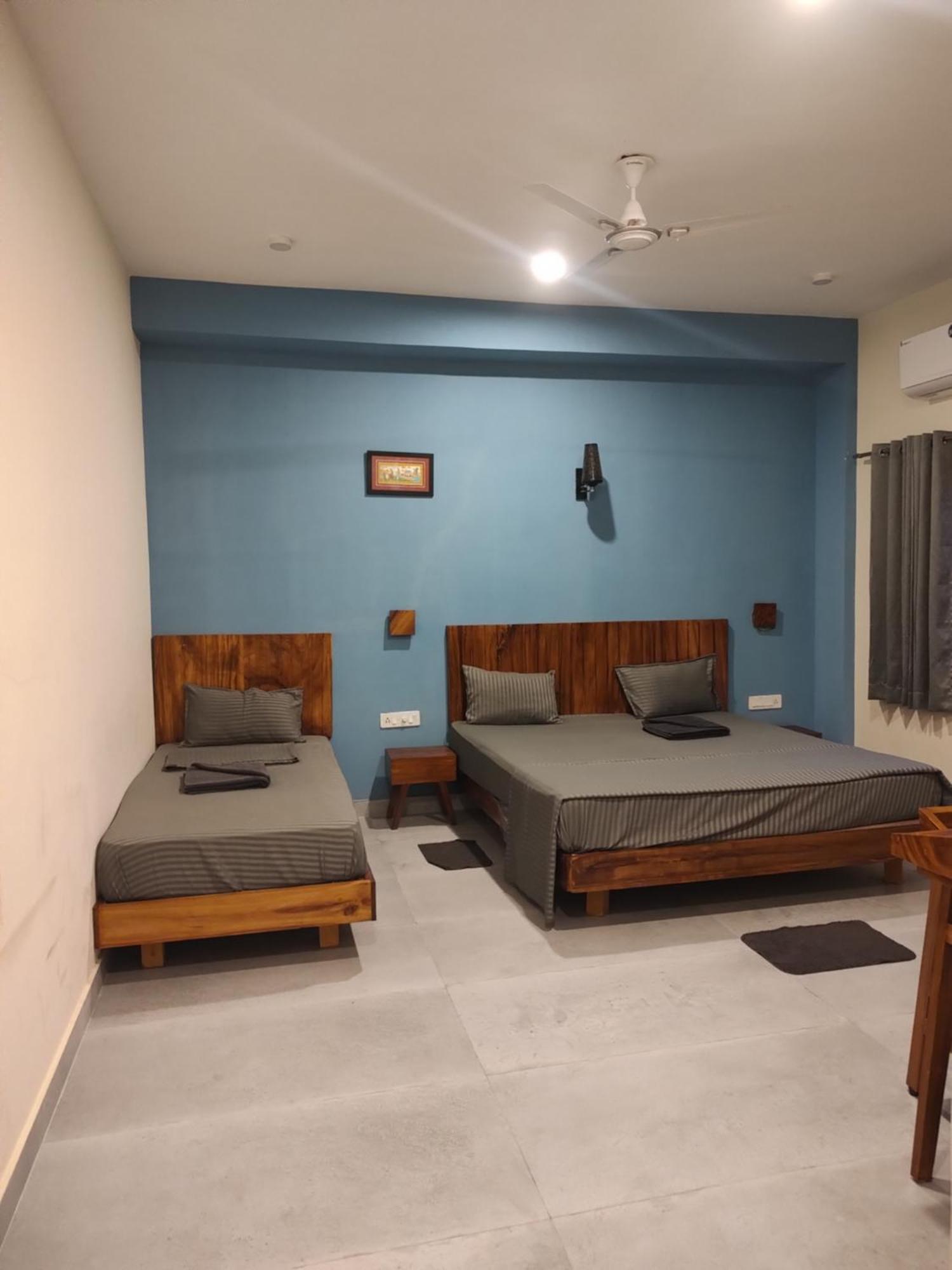 Tavasmi Hostel Puri Buitenkant foto